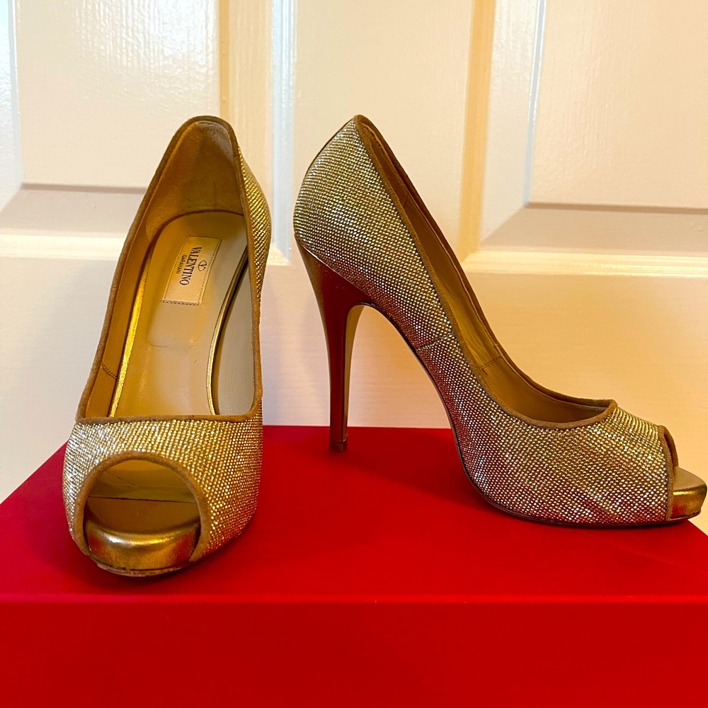 Valentino Garavani Gold studded open toe pumps.